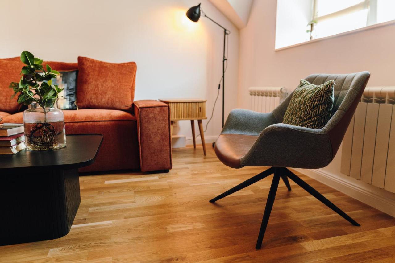 Modern Mezzanine At Jecna St Appartement